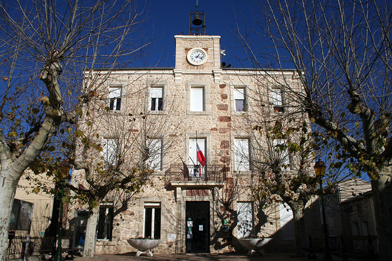 Vue de la Mairie de Quarante