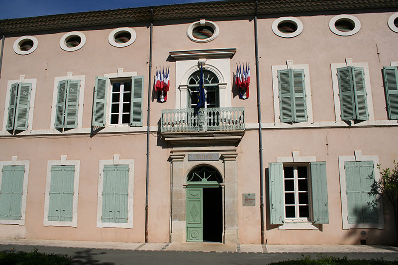 Vue de la Mairie de la commune Saint-Chinian